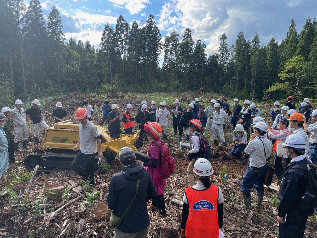 秋田県有林内で先進的造林保育機械等デモンストレーションを実施、約120人参加