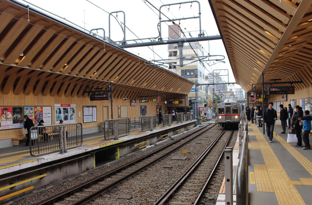 東急池上線の戸越銀座駅を「木」で改築　終電～始発の間に多摩産材を使い工事