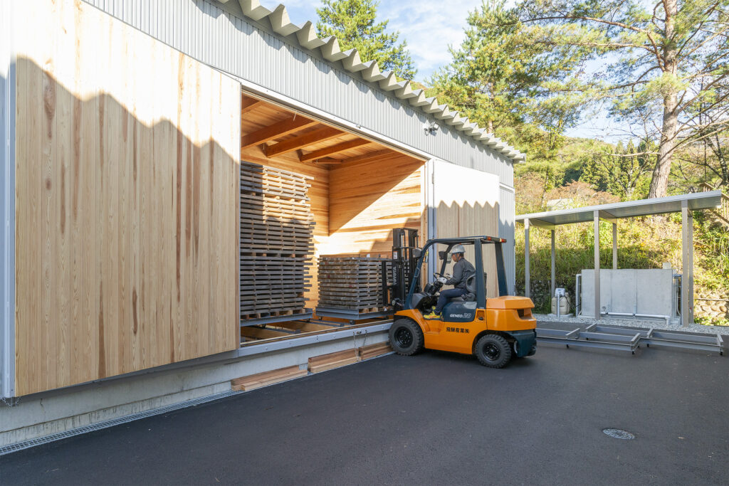 温泉熱を利用した広葉樹材製品の乾燥工場が完成─飛騨産業