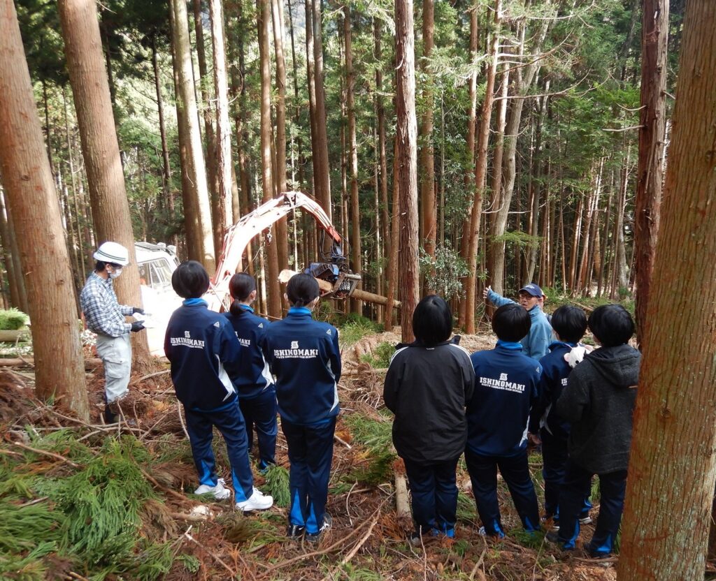 石巻北高校飯野川校の生徒13名が現場で「学習会」を行う