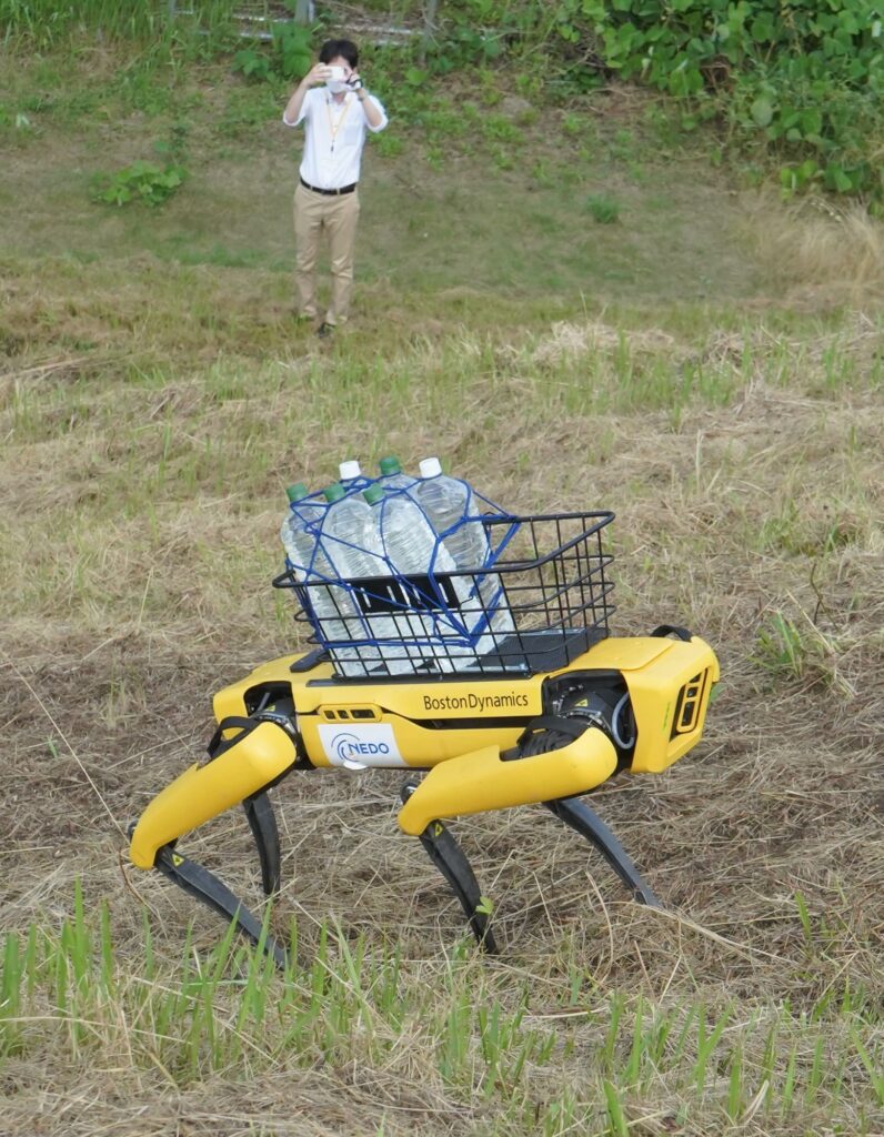 四足歩行ロボットの実証実験スタート、林内通信環境の改善も目指す