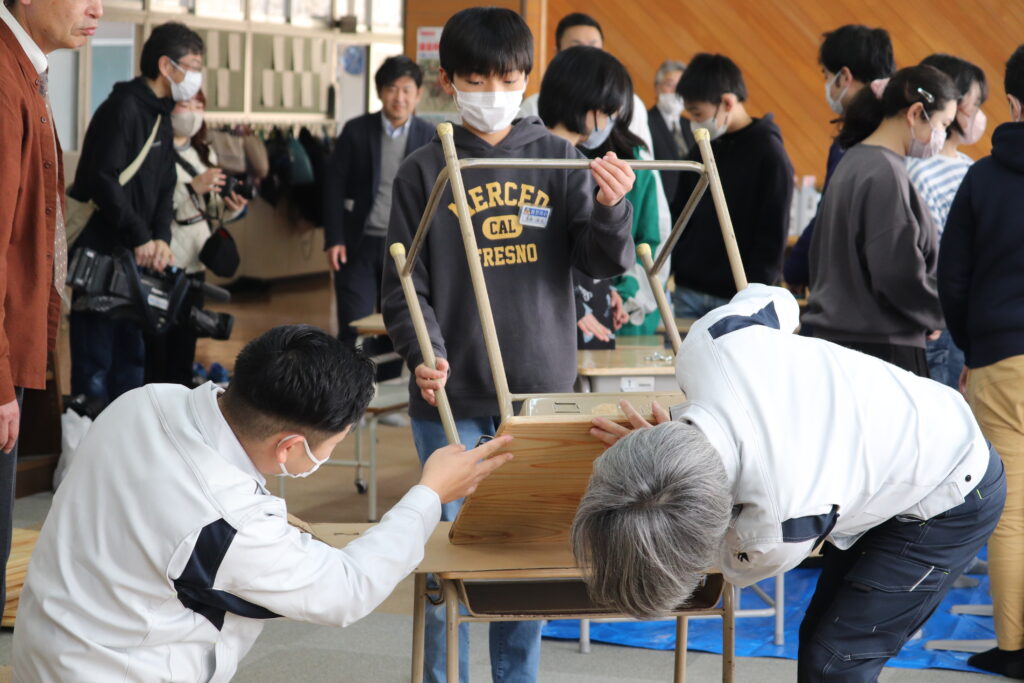 山大（石巻市）が「とうほくSDGsアワード大賞」を受賞　創業地の飯野川小学校にRPL成形の木製天板を寄付