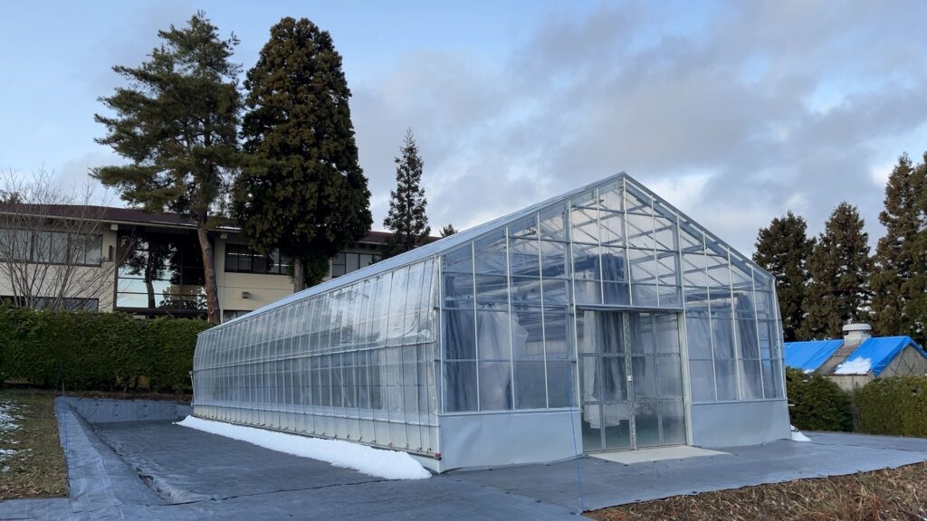 山形県内初の「閉鎖型採種園」が完成、スギ特定母樹の苗木を増産